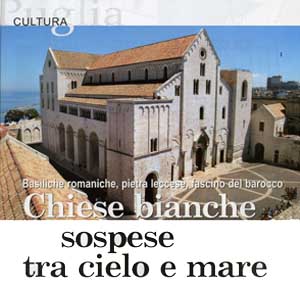 Chiese bianche sopsese tra cielo e mare