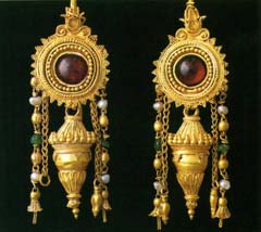 Esemplari antichi gioielli conservati nel Museo Archeologico Nazionale di Taranto